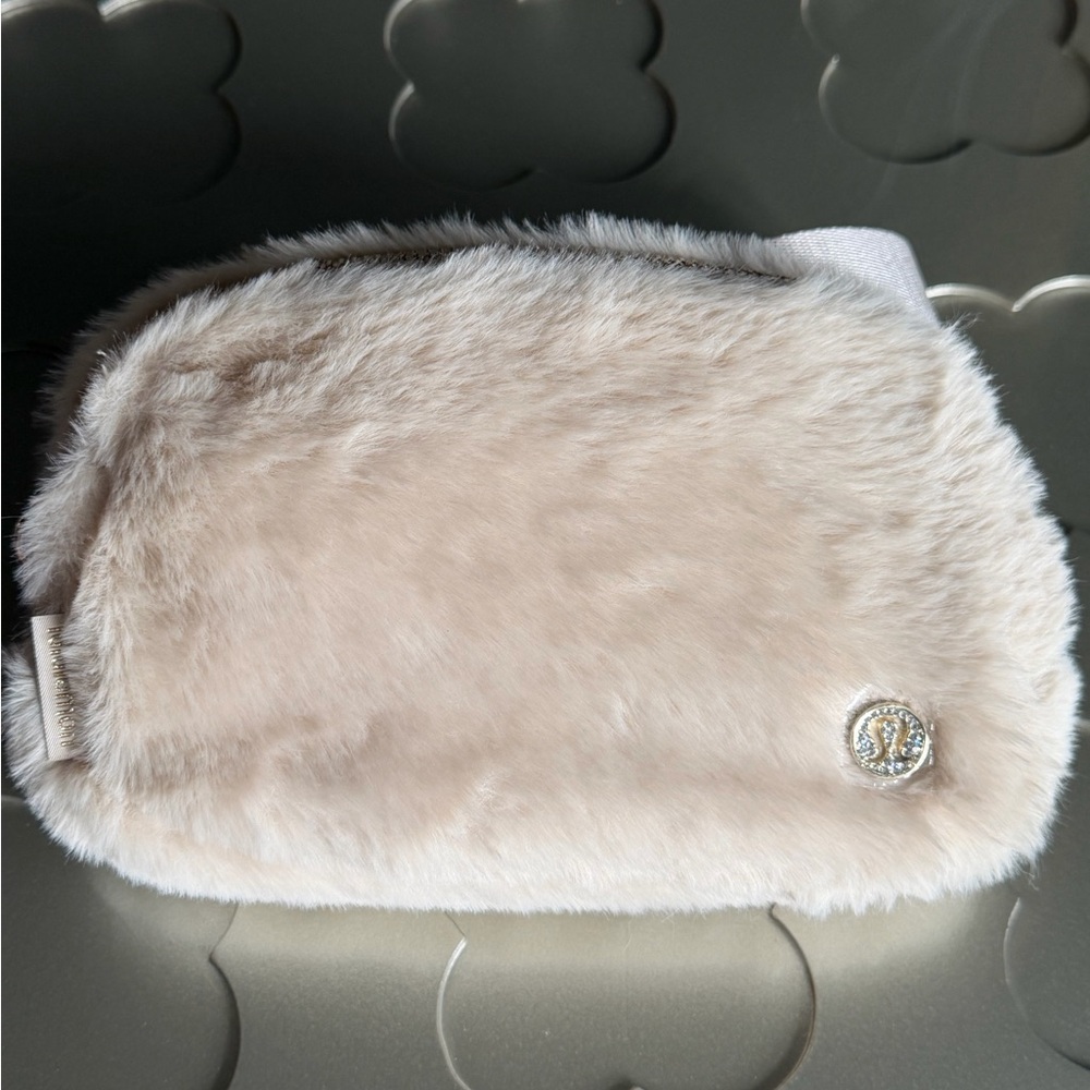 🆕 LULULEMON Everywhere Belt Bag Plush Fleece *Rhinestone Logo! NEW Ivory/Gold - Picture 8 of 17